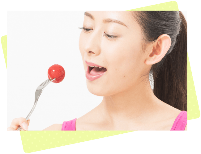 食事をする女性