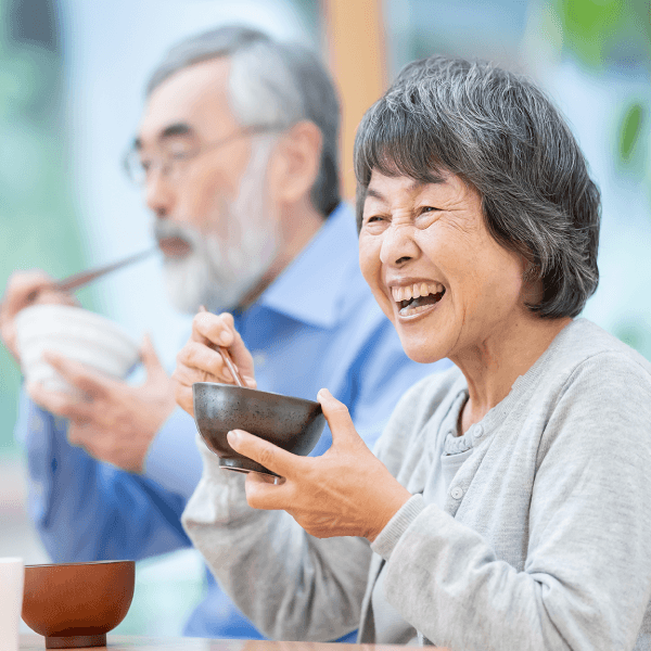 楽しく食事をするシニア