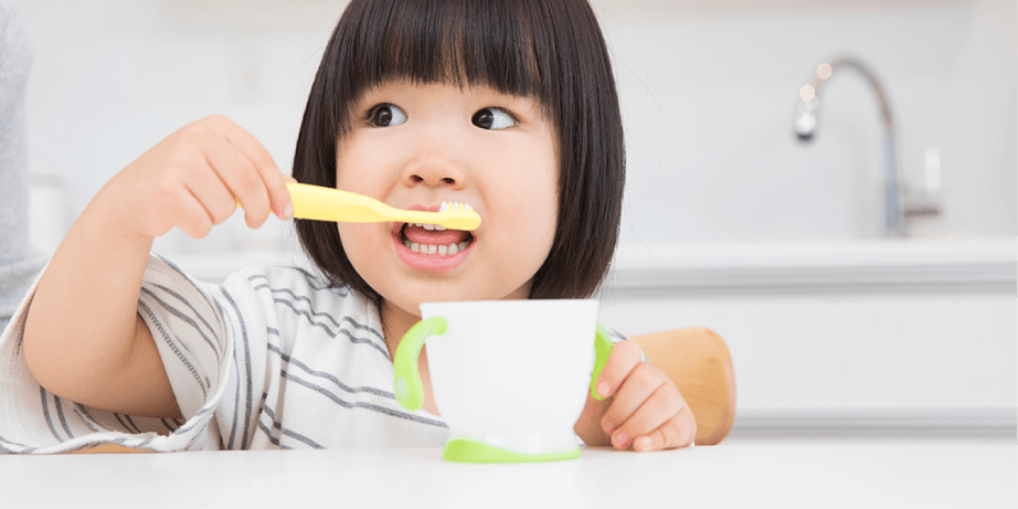 歯磨きをする子供