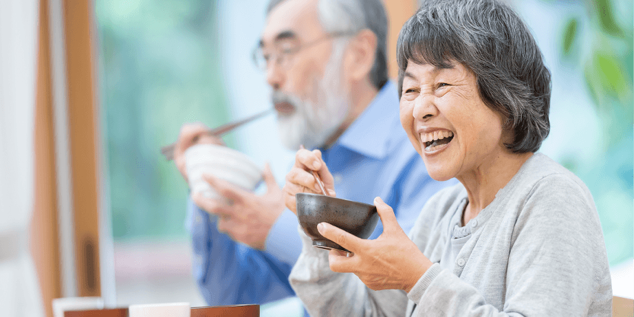 楽しく食事をするシニア