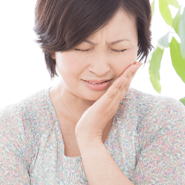 歯を失って悲しむ女性