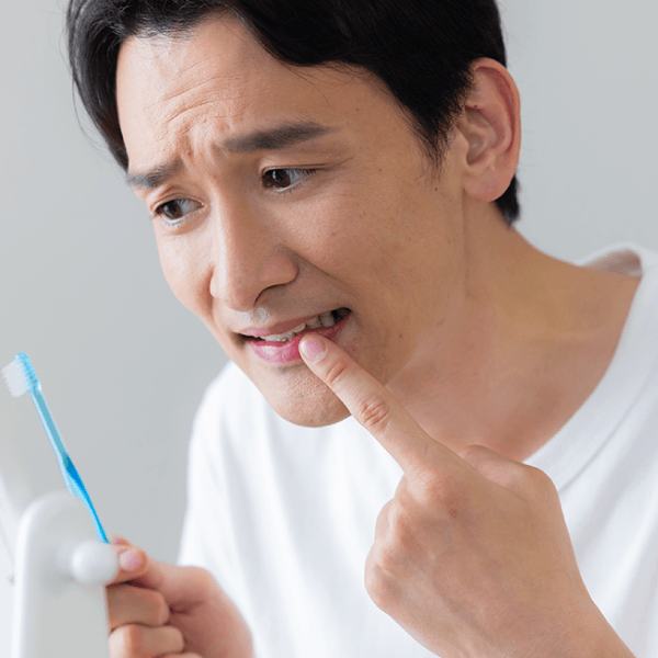 前歯の色が気になる男性