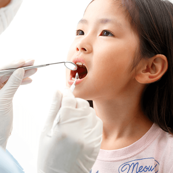 メインテナンスを受ける子供